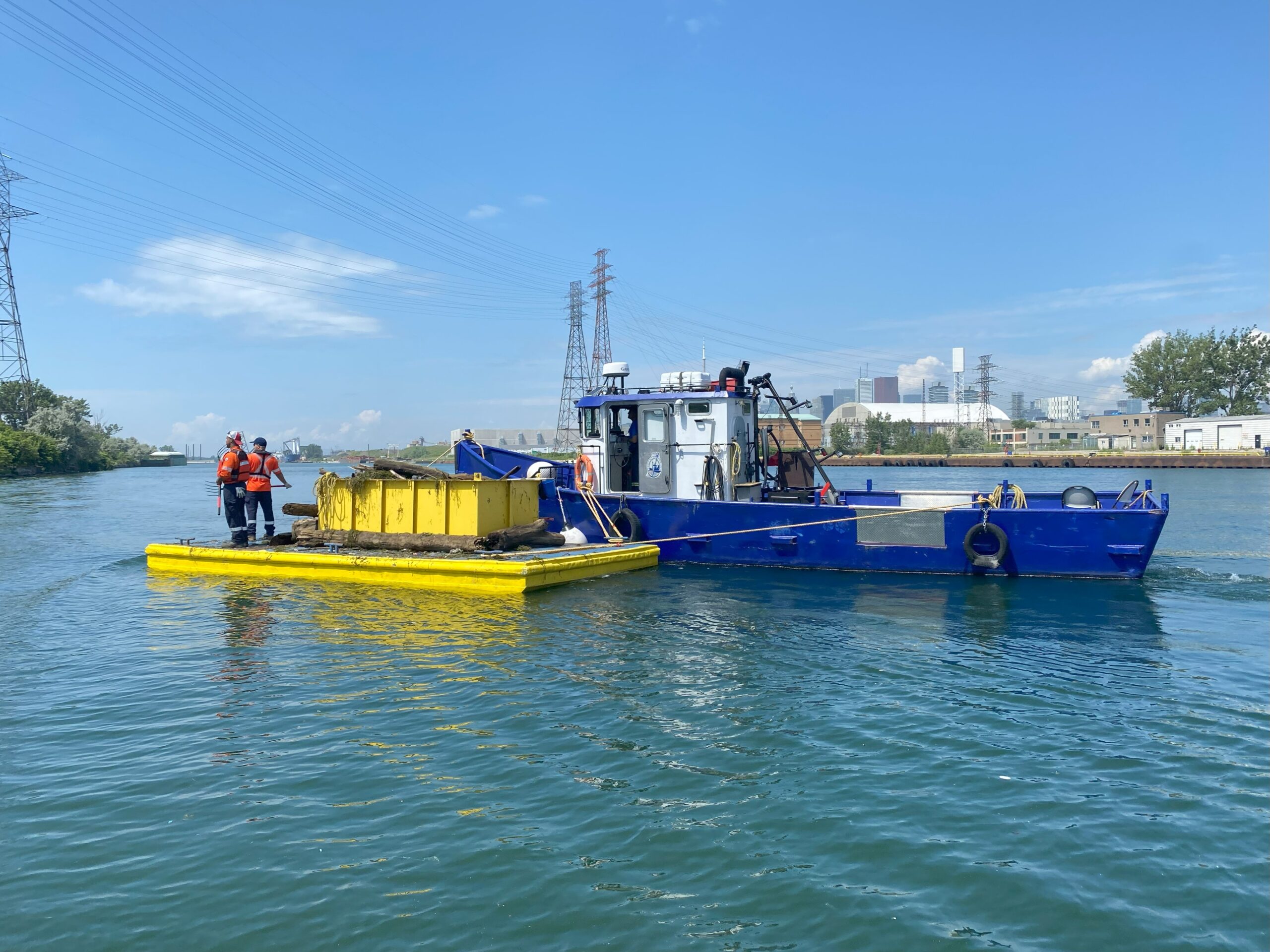 L’équipe de nettoyage du havre au travail sur l’eau.