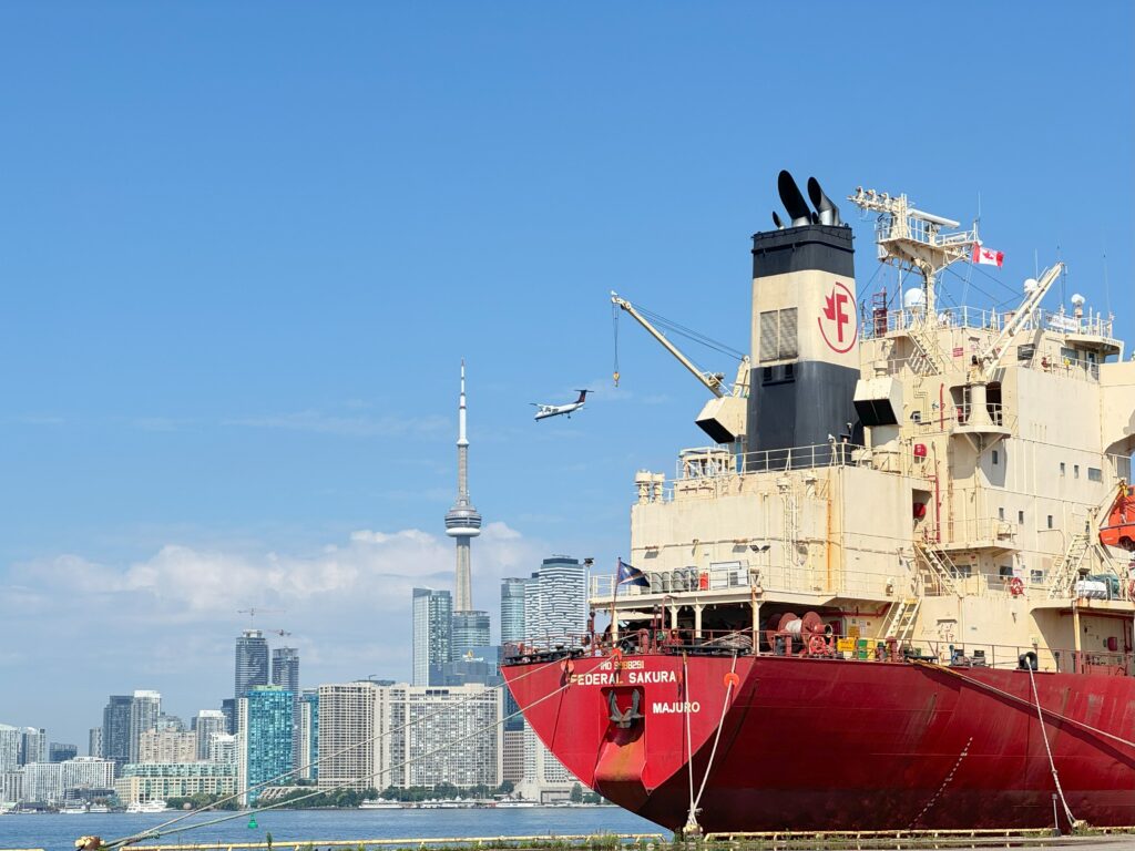 Navire cargo du port de Toronto quittant Toronto.