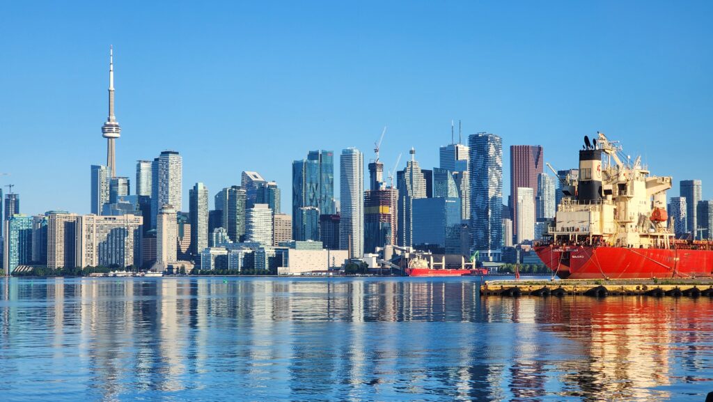 Navires de charge amarrés au port de Toronto.